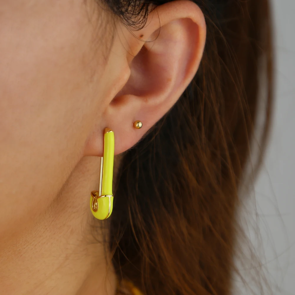 Женские серьги гвоздики с эмалью розовые зеленые и желтые разноцветной