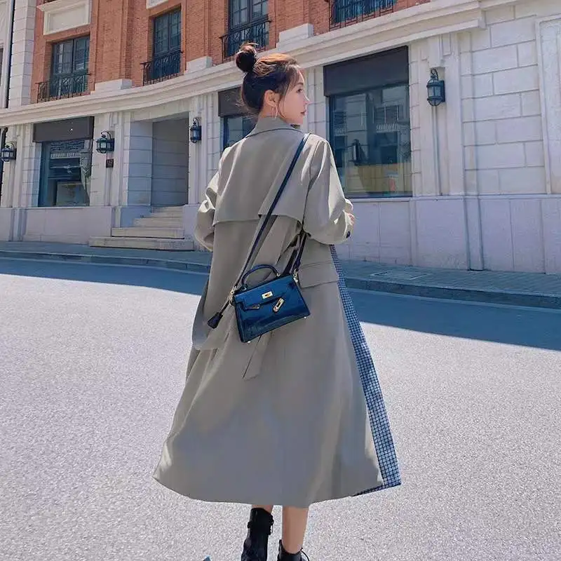 Ветровка женская клетчатая средней длины модный приталенный плащ в клетку