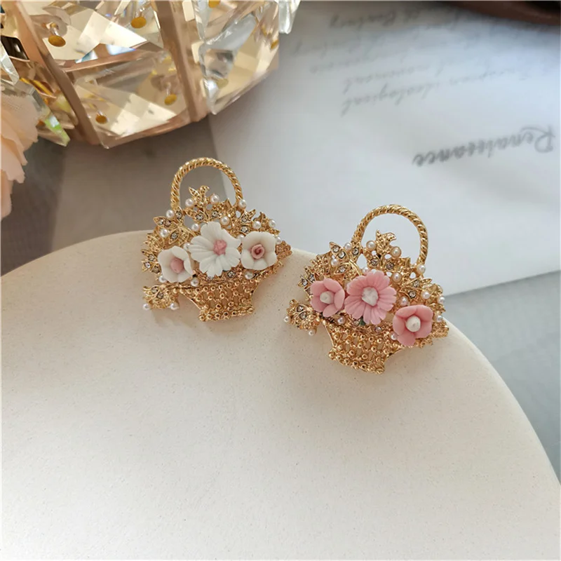 

Korean new pearl fresh flower basket brooch fashion simple creative brooch