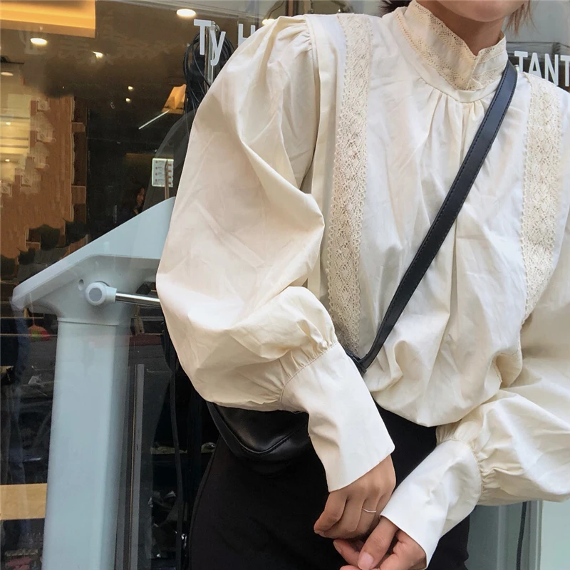 Осенняя шикарная блузка в стиле ретро с кружевами и нашивками на крючках