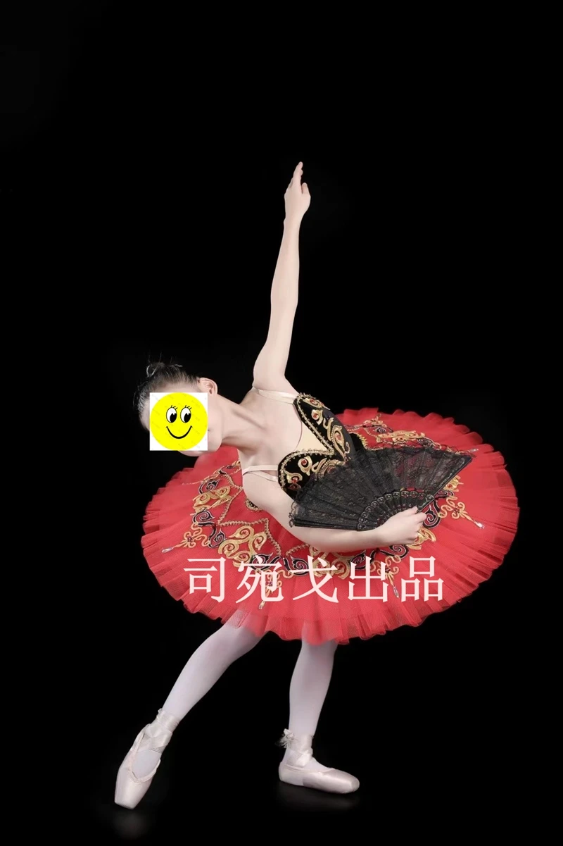 Чёрно-красные костюмы для женщин балета Don Quixote Paquita с профессиональными пачкинами на сценическом платтере BT9292.