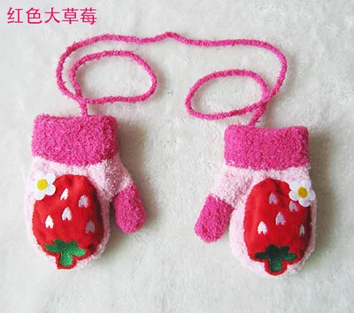 1 Pair strawberry Детские перчатки с милым котиком и карамельной пандой из мультфильма; утепленные бархатные зимние детские рукавицы с веревкой на пальцах; теплые детские перчатки - Цвет: 1 Pair strawberry