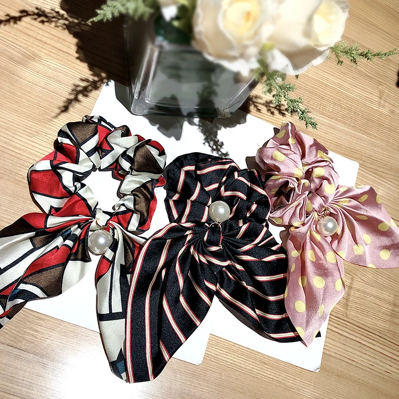 Резинка для волос женская с бантом и жемчугом элегантная эластичная заколка