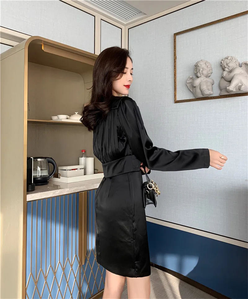 Элегантный атласный укороченный топ с v-образным вырезом и алмазной пряжкой