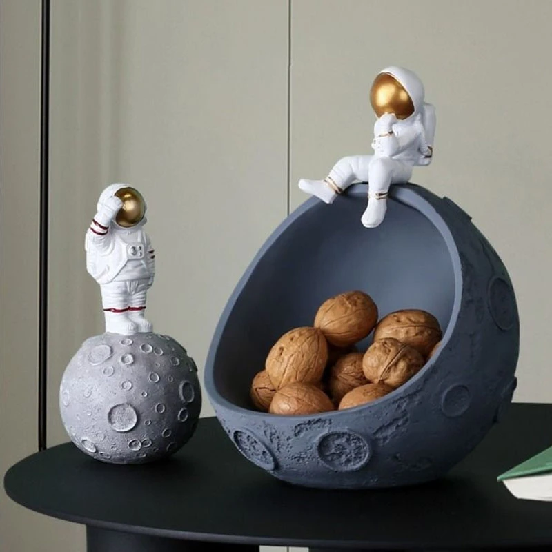 

Nordic Creative Astronaut Light Luxury Style Porch Key Storage Decoration Home Fruit Dried Plate Accessories Modern Living Room