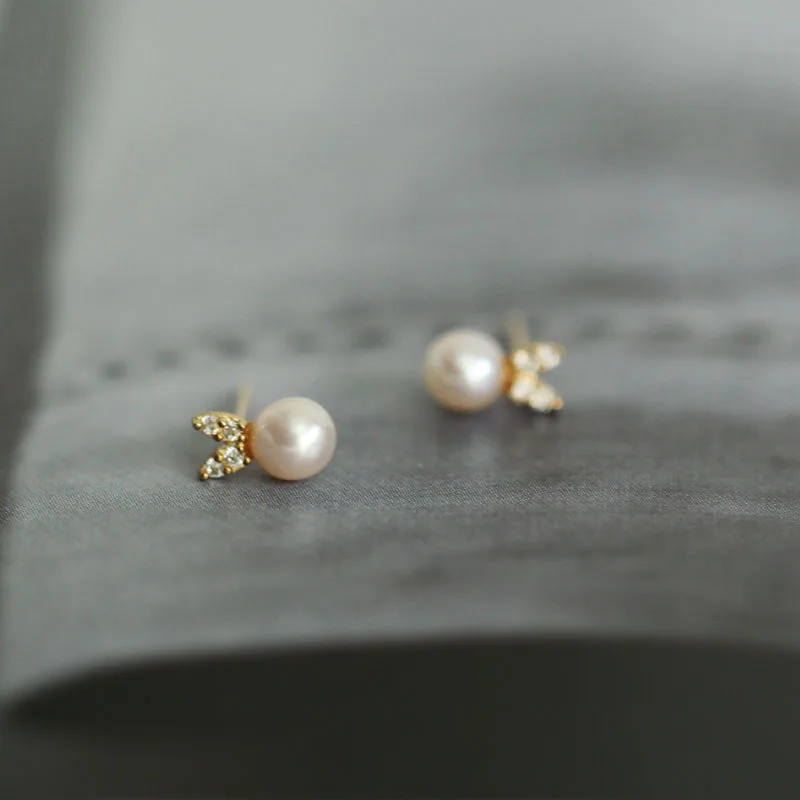 Серьги-гвоздики с жемчугом кроликом и кристаллами | Украшения аксессуары