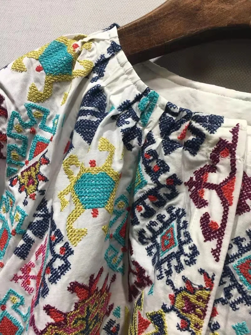 Блузка женская хлопковая с вышивкой и длинным рукавом свободного покроя |