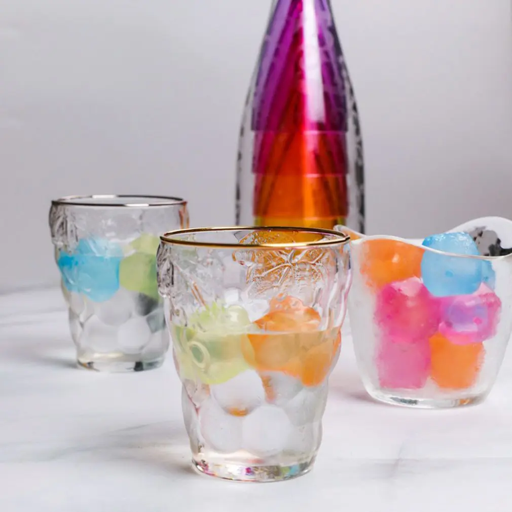 напиток с кубиками. напиток с кубиками. пластиковые кубики для льда. напиток с кубиками. многоразовые кубики для охлаждения напитков.