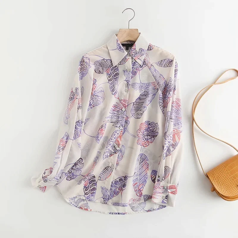 

Элегантная женская блузка с принтом в английском стиле