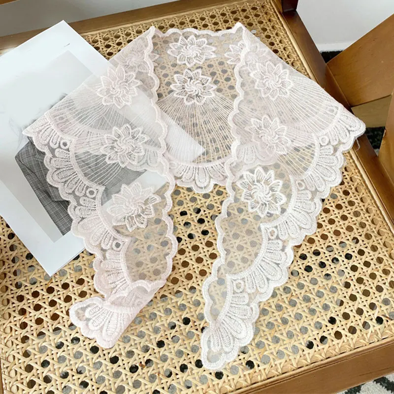 Женский треугольный шарф вышитый крючком цветочный маленький платок вязаный