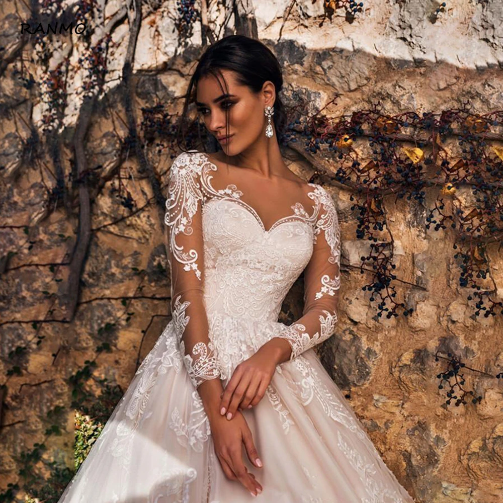 

Роскошное свадебное платье-трапеция цвета шампанского с V-образным вырезом и длинными рукавами