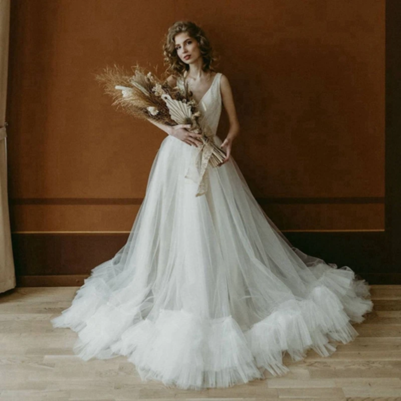 

Pretty V Neck Sleeveless Tulle Wedding Dress Lace Puff Mesh A-line Floor Length Wedding Gowns Elegant Bridal Gowns Hochzeitsklei