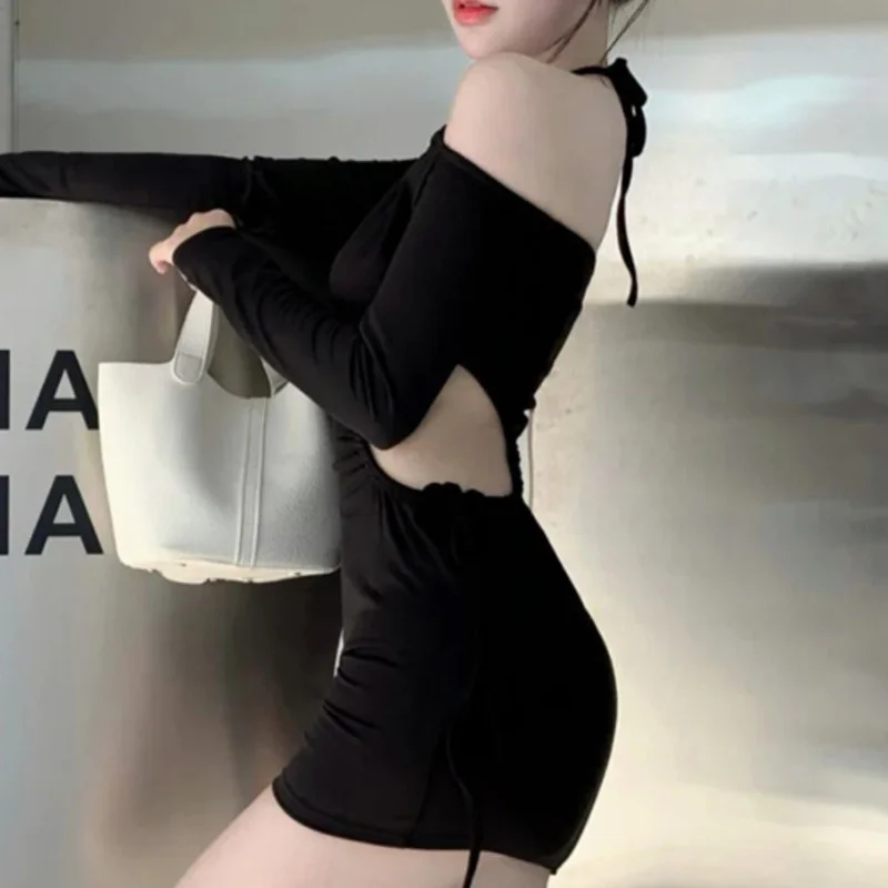 

Женское Короткое облегающее черное платье-мини с длинным рукавом и лямкой на шее