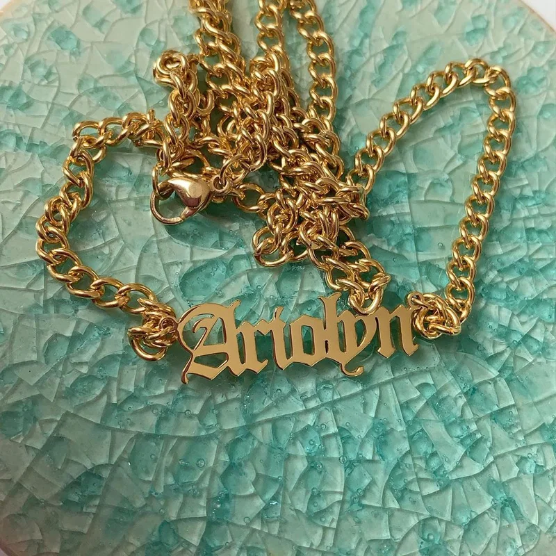 V притягивает подгонянное Старое Английское название шрифта ожерелье для женщин