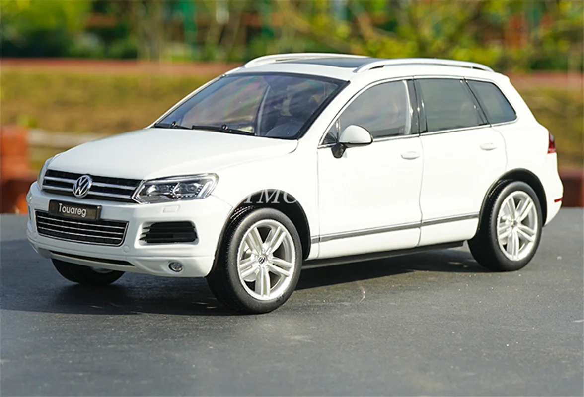 

GTA 1/18 For Volkswagen TSI Touareg Metal Diecast Model Car Toys Gilfs White/Black Collection Display Ornaments
