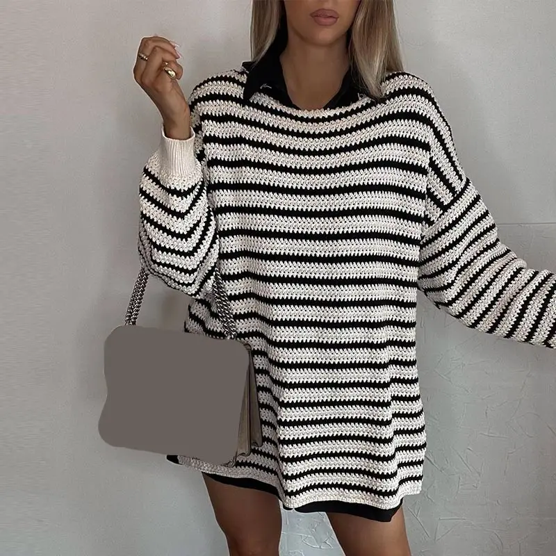 Женский трикотажный свитер в полоску с круглым вырезом и длинным рукавом |