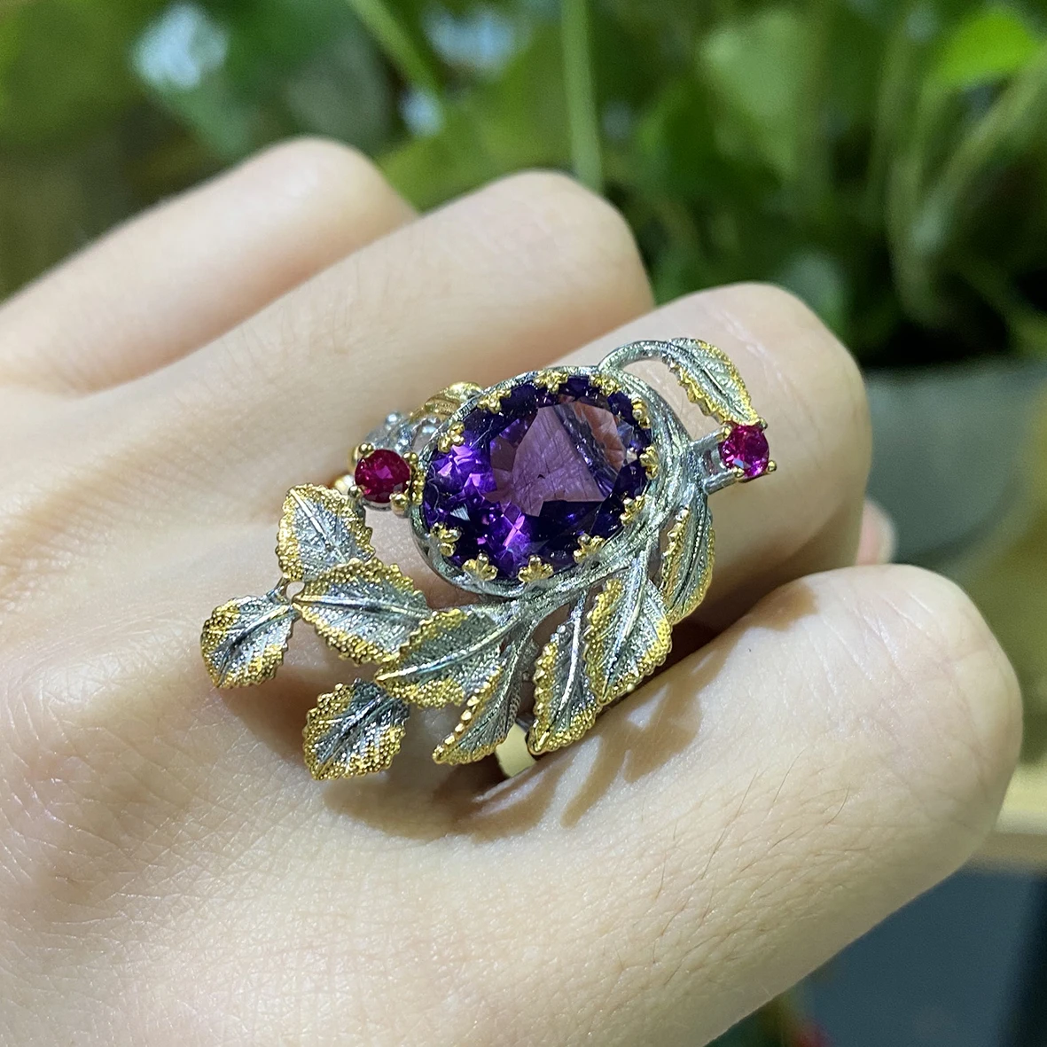 

Винтажное классическое точное кольцо из серебра с инкрустированным аметистом