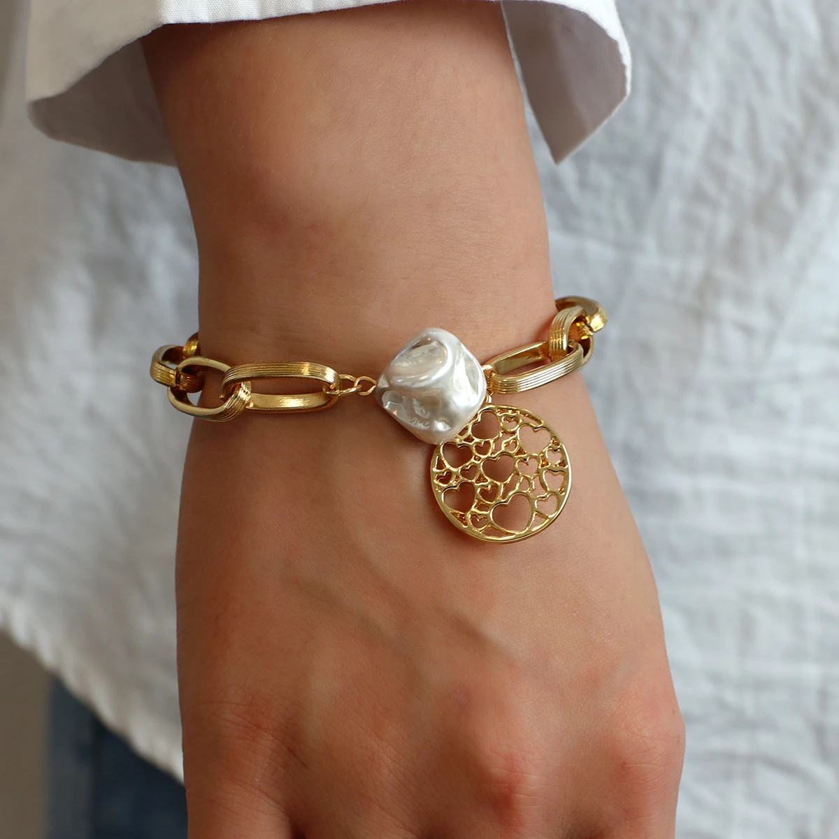 

ALLYES Irregular Pearl Round Hollow Heart Charm Bracelets for Women Chain Bracelets Female Couple Jewelry Valentine's Day Gifts