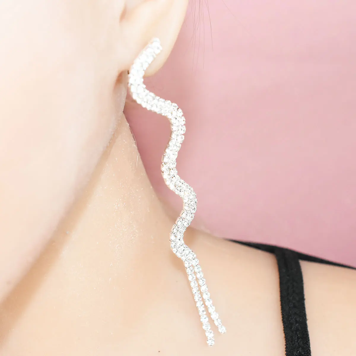 Роскошные блестящие серьги-гвоздики со стразами и кисточками свадебные