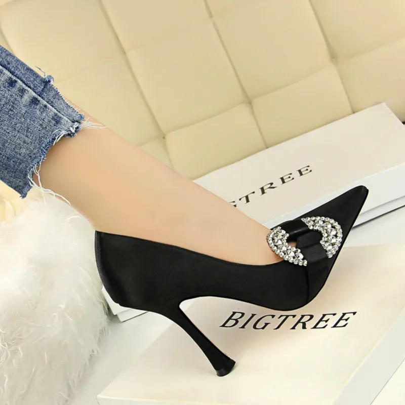 

Туфли-лодочки женские атласные, вечерние тонком каблуке 10,5 см