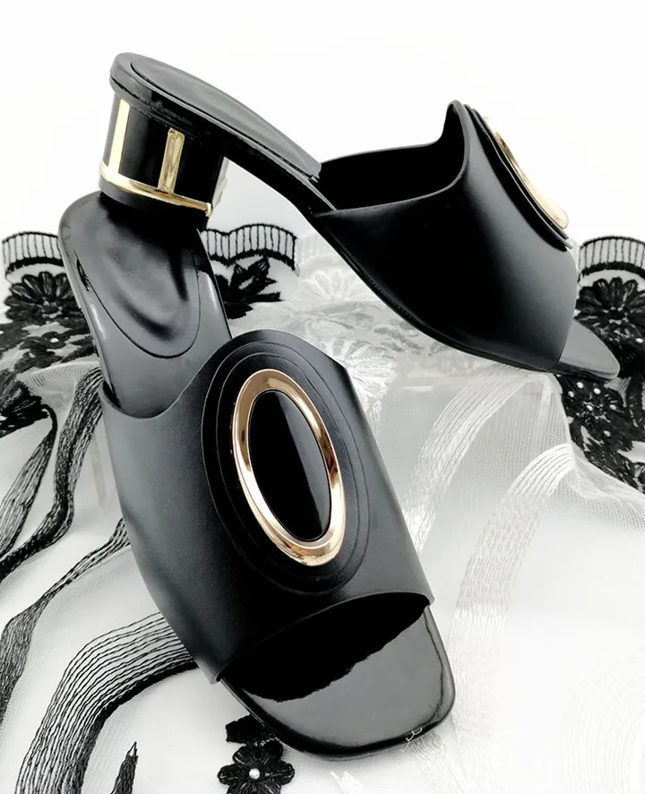 Красивые женские босоножки небесно голубого цвета с металлическим украшением