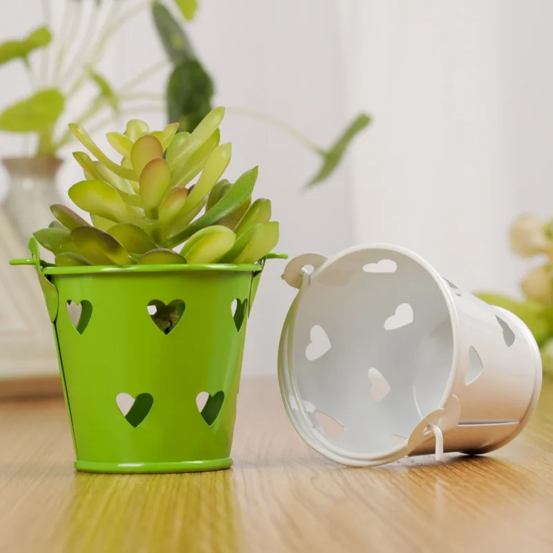 Металлический мини контейнер в форме сердца с вырезами красивый настольный