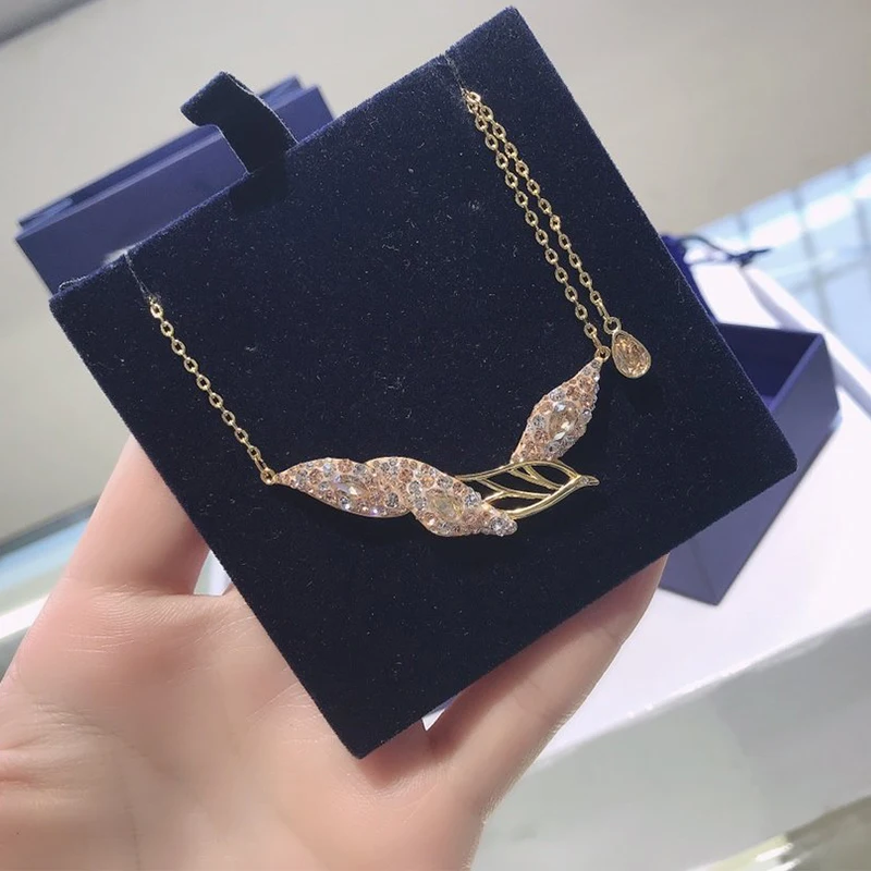 

Fashion SWA New GRACEFUL BLOOM Ladies Necklace Golden Leaf Grab Petal Shape Pattern Crystal Ladies Elegant Jewelry Gift