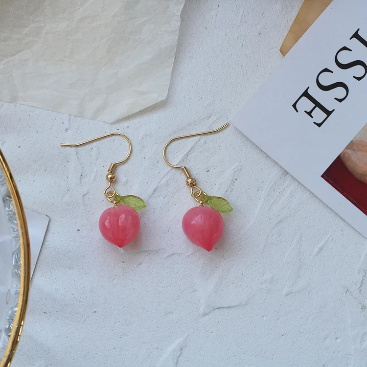 

Fashionable new style escape room with peach earrings female silver needle spiral earrings simple and fun earrings jewelry