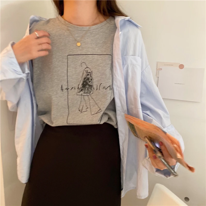 Утепленная свободная футболка с короткими рукавами из песочной ткани принтом