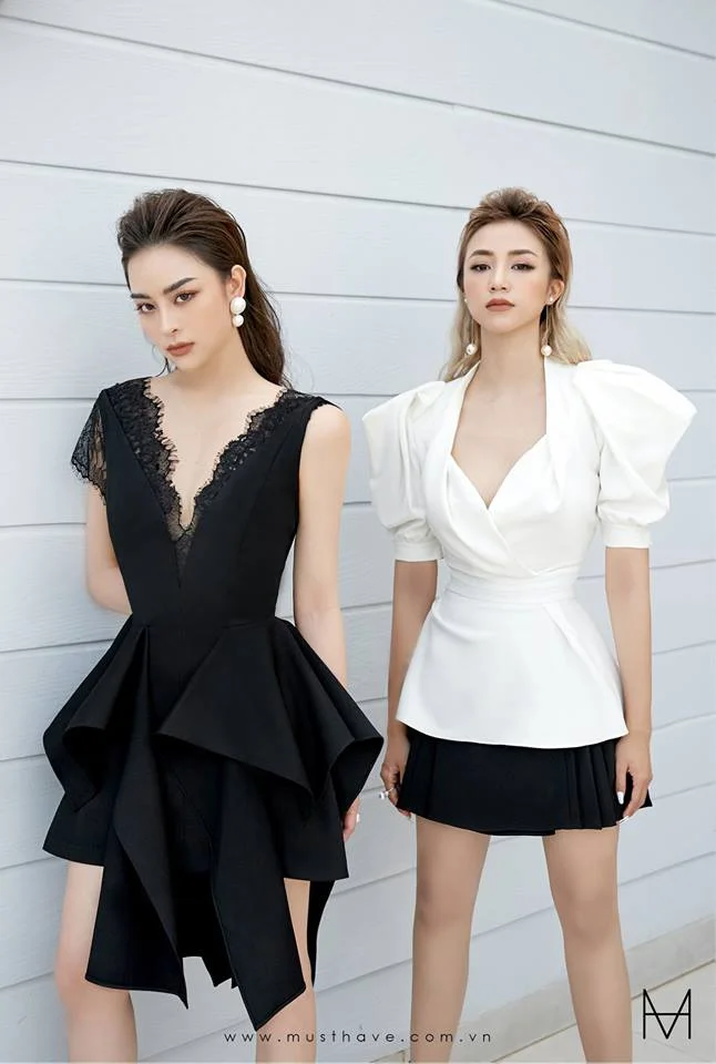 Женский спортивный костюм из двух предметов белый и черный с коротким топом