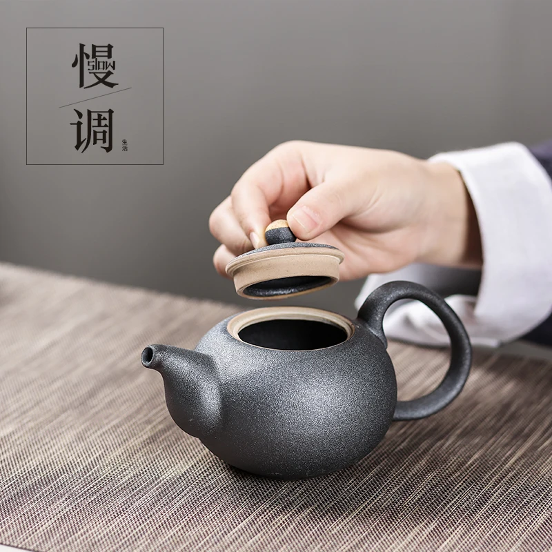 

Chinese crude pottery teapot single wooden handle Japanese style black coarse pottery tea making device handmade kung fu tea set
