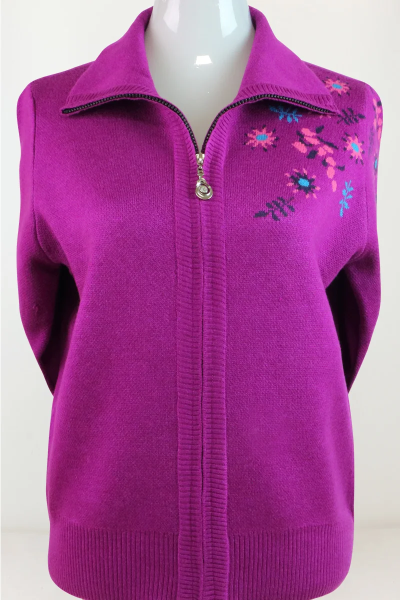 

2021 in the autumn and winter, my mother will wear a sweater, a knitted cardigan, a large woolen top sweater.