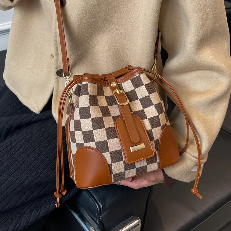 

Коричневые модные сумки на плечо для женщин, новая клетчатая сумка через плечо, роскошная сумка-мессенджер из мягкой кожи, брендовые дизайн...