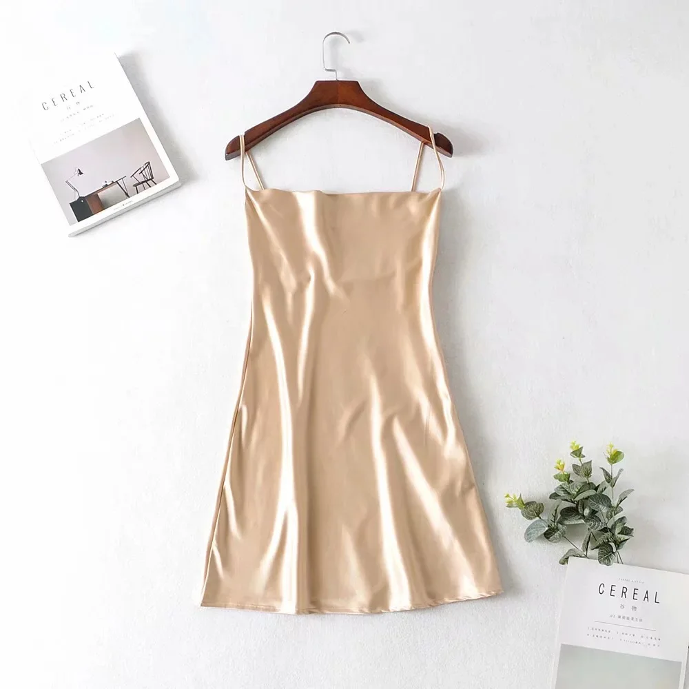 Женское атласное платье на бретелях-спагетти привлекательное ТРАПЕЦИЕВИДНОЕ