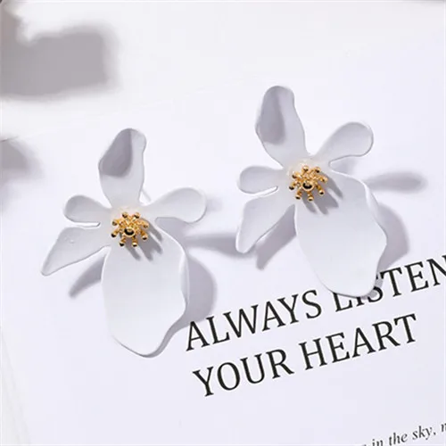 stud earrings Модные белые цветы серьги гиперболы темперамент жемчуг Цветы Серьги гвоздики для женщин ювелирные изделия аксессуары серьги - Окраска металла: stud earrings