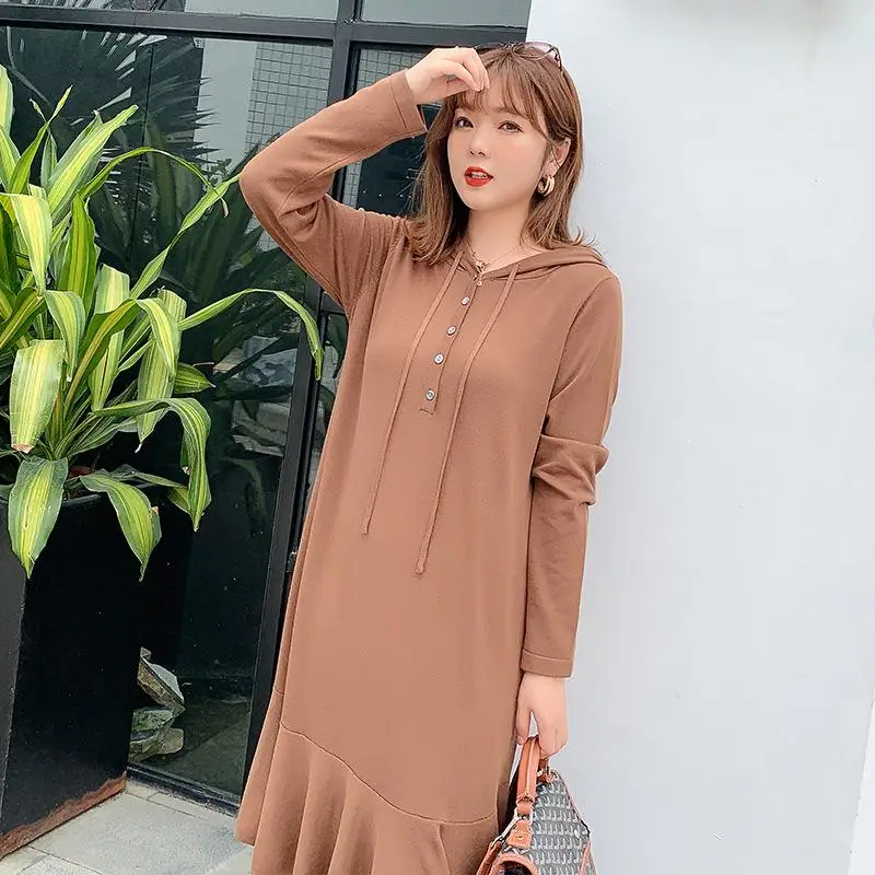 Зимнее свободное платье с капюшоном большого размера на пуговицах длинным
