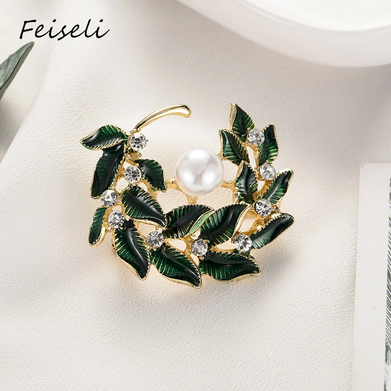 Feiseli Green Leaf Twig Wreath Faux Pearl Brooch For Women Elegant Banquet Wedding Cardigan Corsage Plants Lapel Pin Jewelry | Украшения и