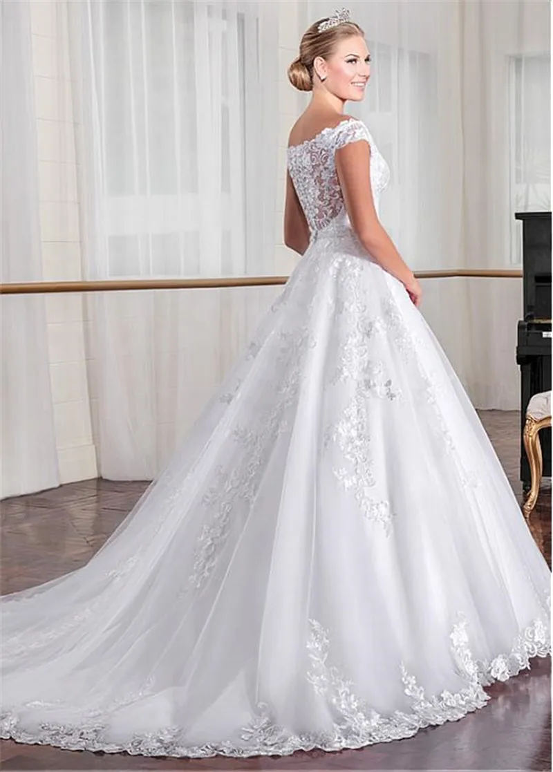 Свадебное платье с открытыми плечами короткими рукавами кружевной аппликацией