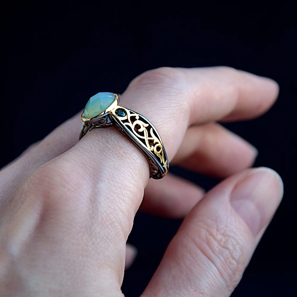 Кольцо с золотым узором классические кольца овальным камнем зеленого цвета