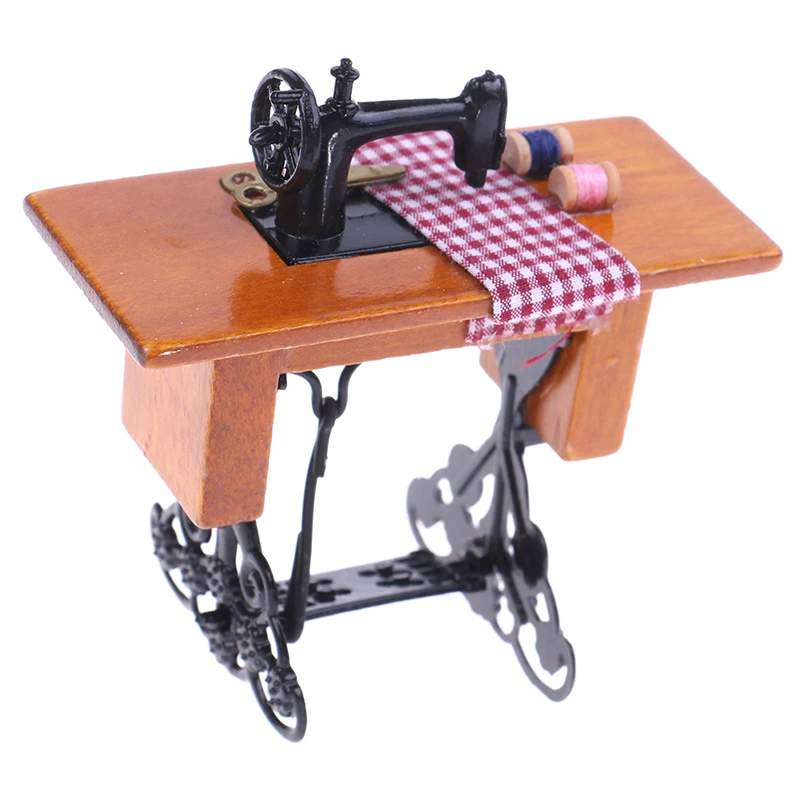 

2019 1/12 Scale Dollhouse Decoration Wooden Miniature Furniture Families Vintage Miniature Sewing Machine With Cloth