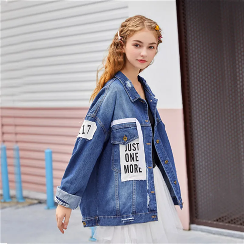 

Женская джинсовая куртка с длинными рукавами и карманами