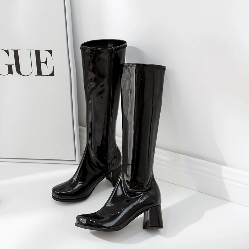 Модные новые женские сапоги до колена однотонные лакированные кожаные осенне