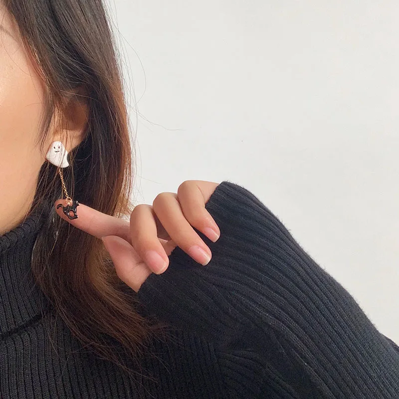 Женские асимметричные серьги кольца с белыми привидениями эмалированные в виде