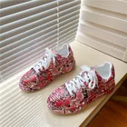 Кроссовки женские на танкетке, модная повседневная обувь с граффити, на шнуровке, брендовые, разные цвета, большие размеры 35-44, на осень