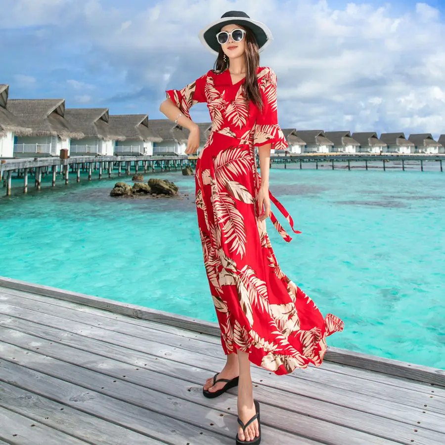 

Пляжная юбка показывает тонкое и супер сказочное платье