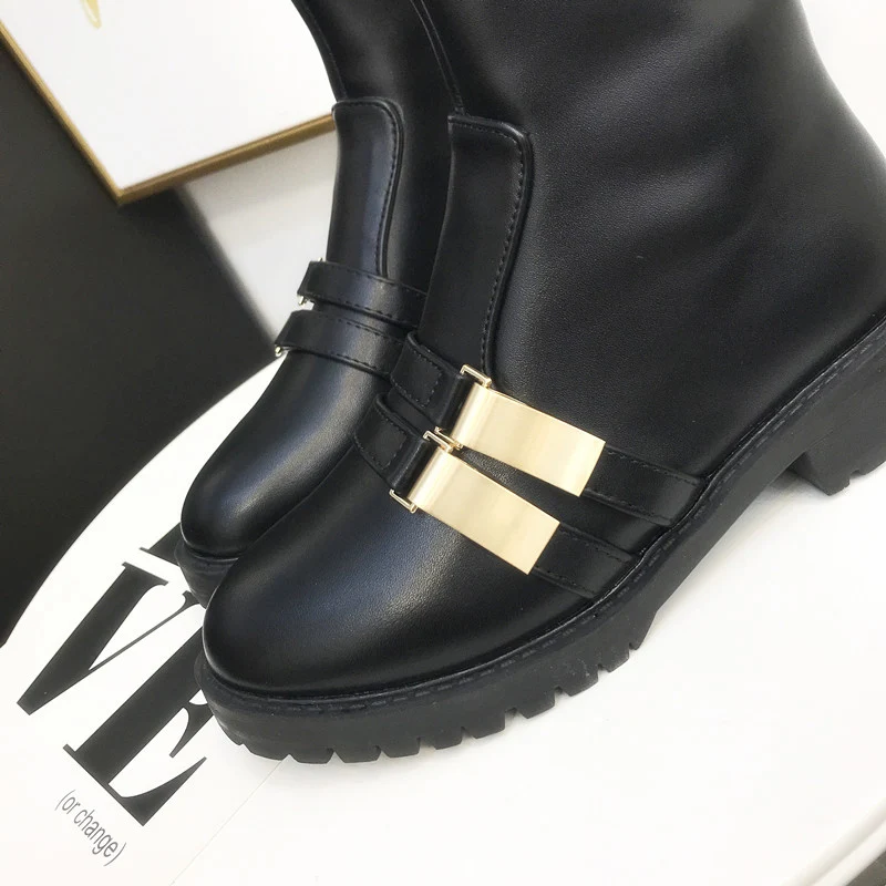 Женские сапоги средней длины с боковой молнией черные двумя металлическими