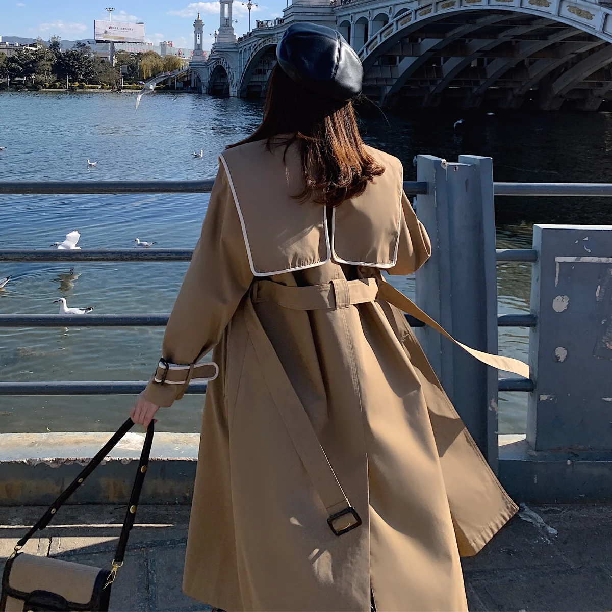 

Осенняя облегающая ветровка средней длины цвета хаки с двойным рядом пуговиц