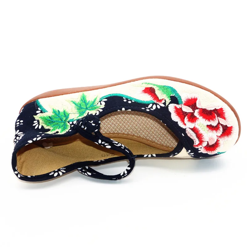 Женские туфли лодочки на танкетке с круглым носком и цветочной вышивкой