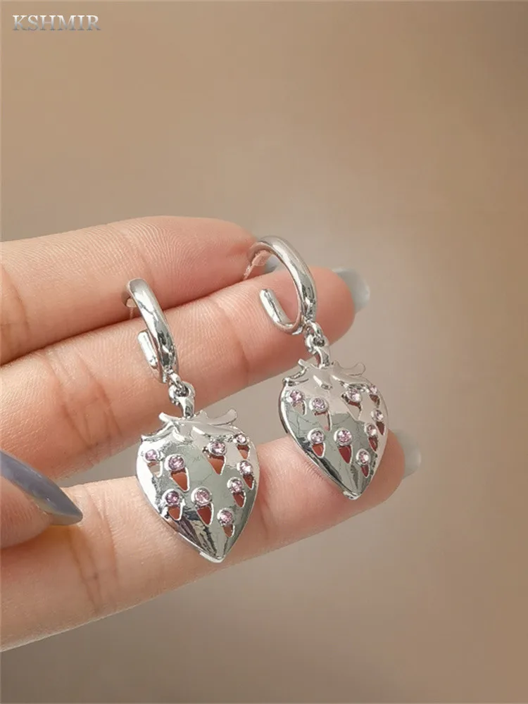

2022 Personality sweet cool strawberry earrings heart hollow diamond earrings simple and cool style female earrings