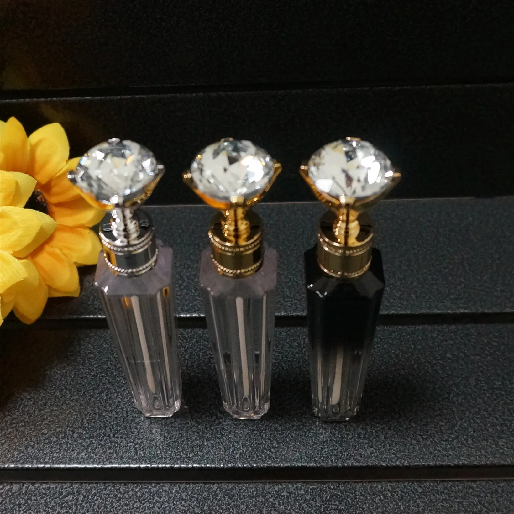 

1/2pcs empty cosmetic containers lip gloss tubes bulk with Diamand gold or silver cap lipgloss packaging box 2ml